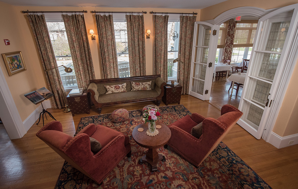 Bass Cottage Inn living room